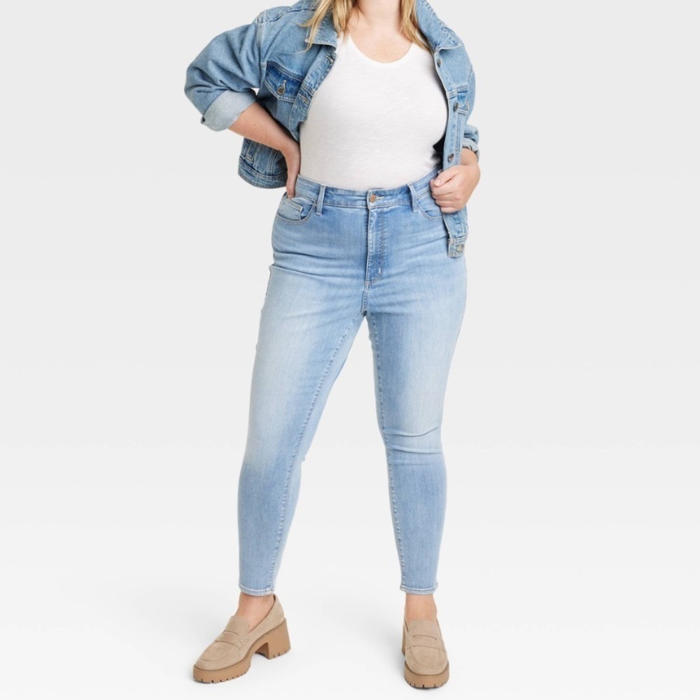 Universal Thread High‎ Rise skinny jeans. Women’s 17R. Light wash denim